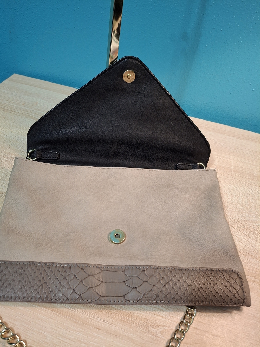 Steve Madden Taupe and Black Textured Envelope Crossbody with Gold Chain - Picture 10 of 10